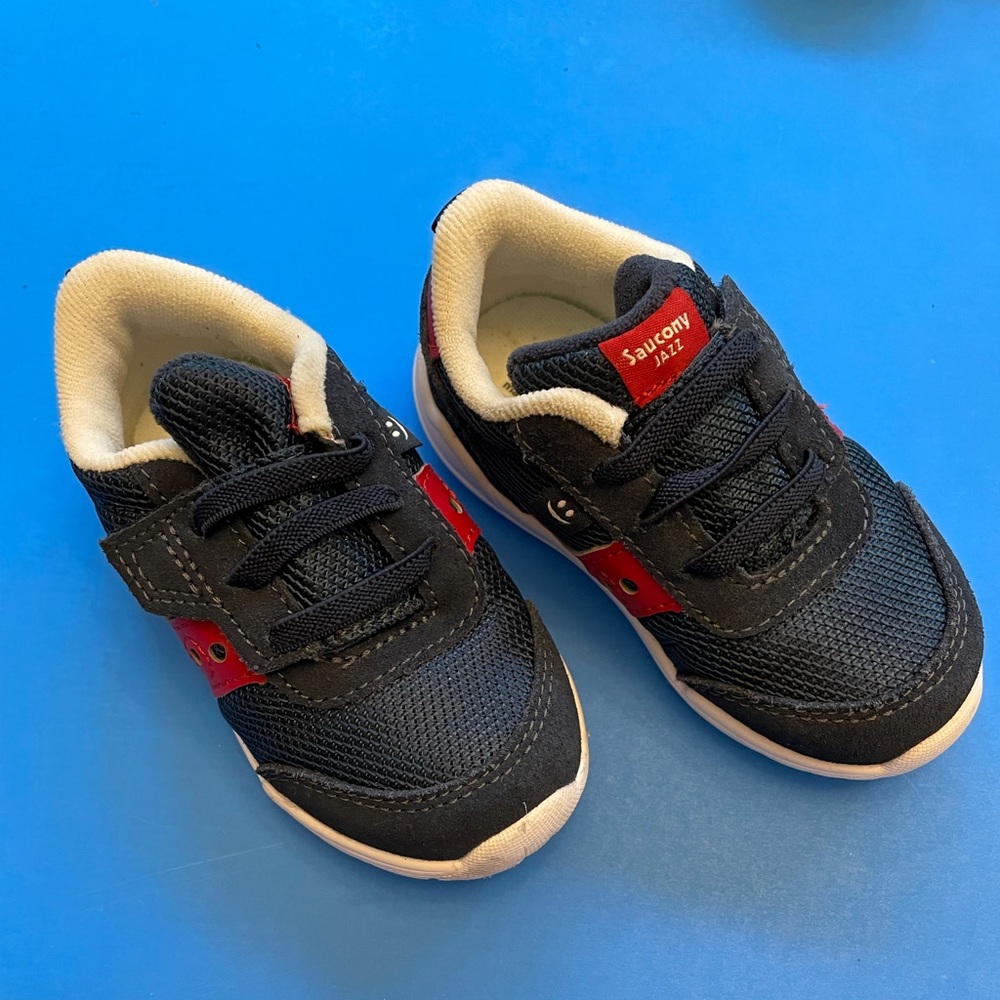 Like new, barely worn saucony jazz riff navy/red
